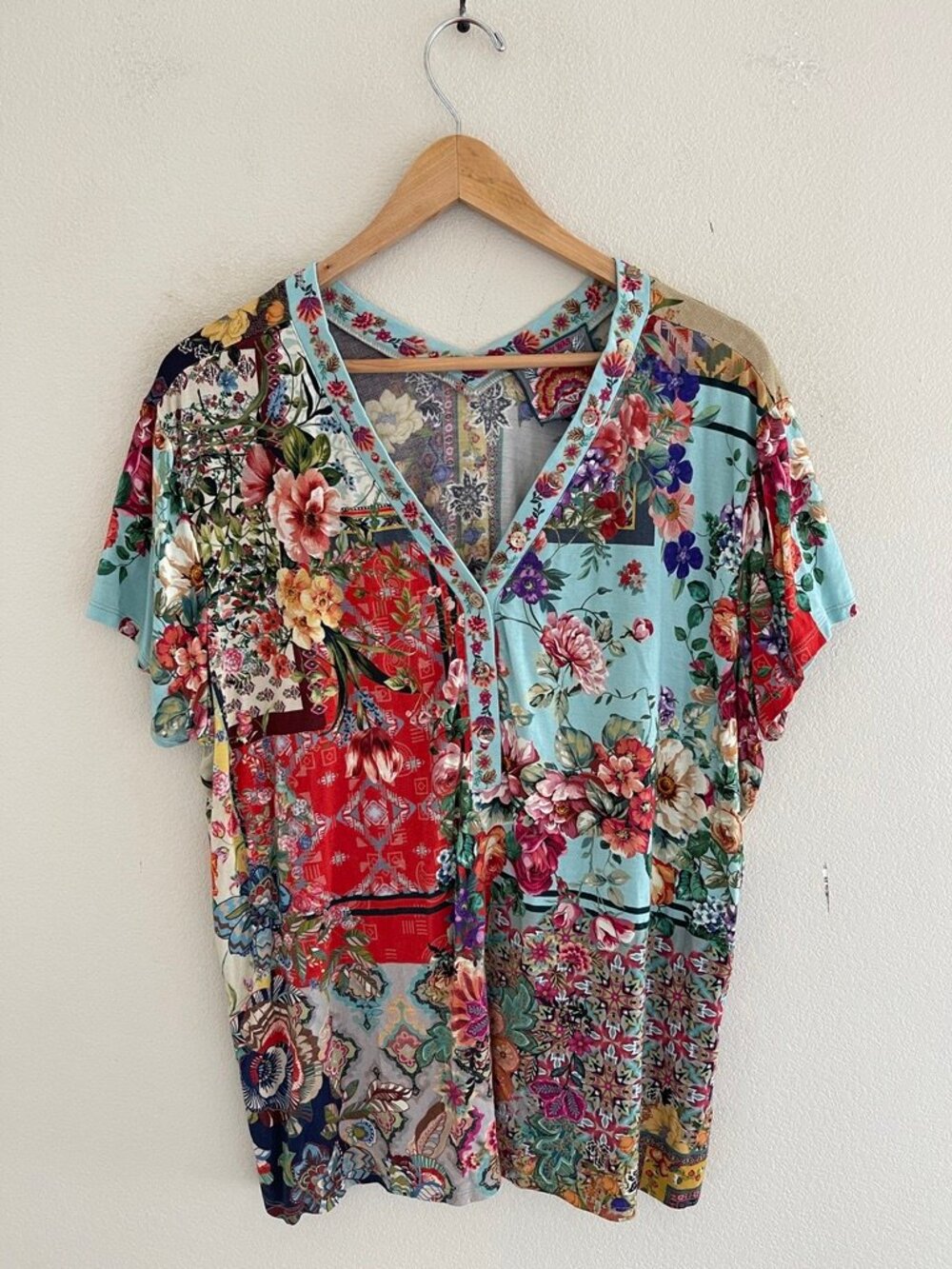JOHNNY WAS Bold Floral Print Short Sleeve Tee; Size XL; Pit to Pit: 23.5": NWOT!